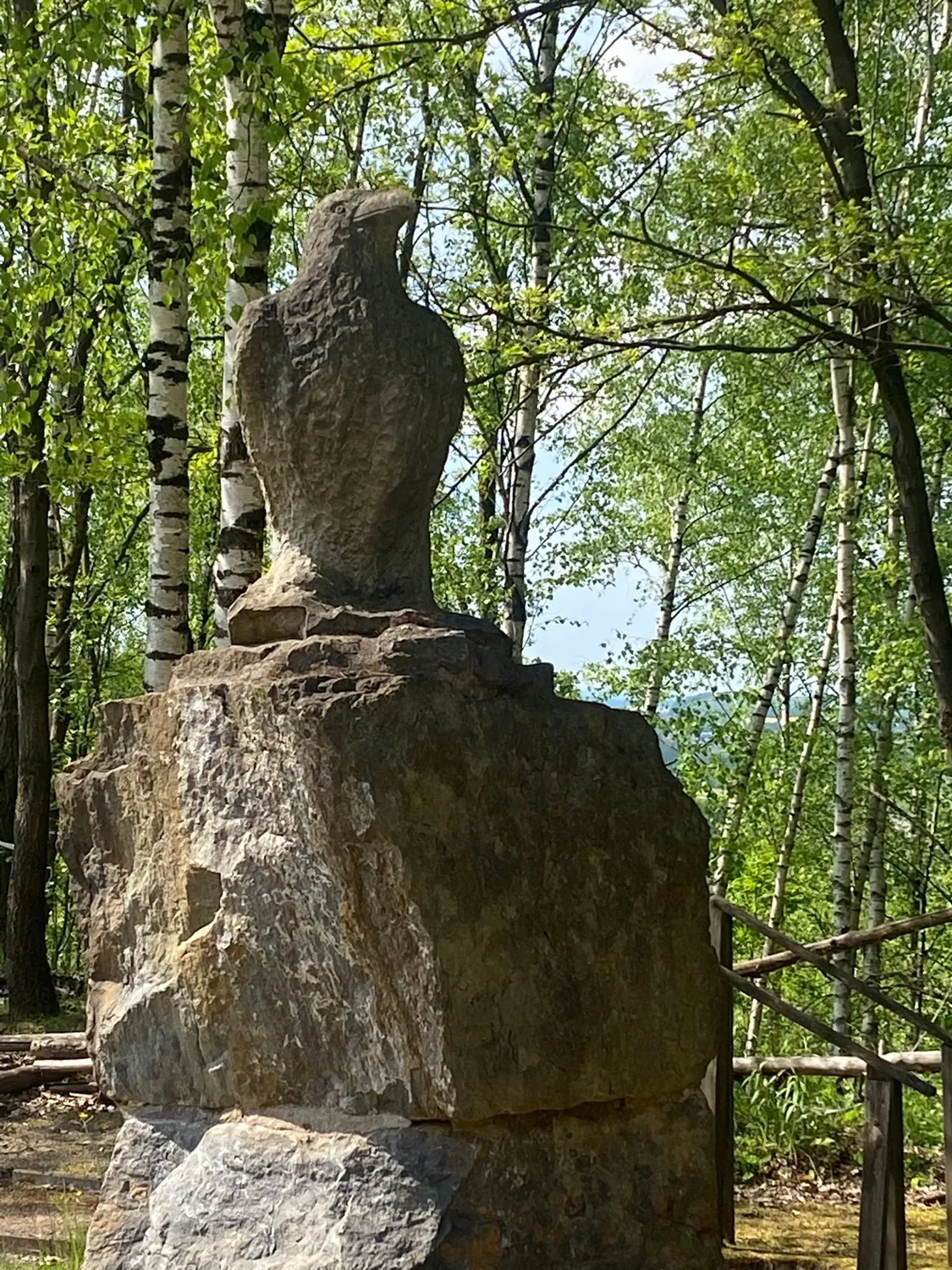 Steinskulptur am Felsen über dem Wesertal