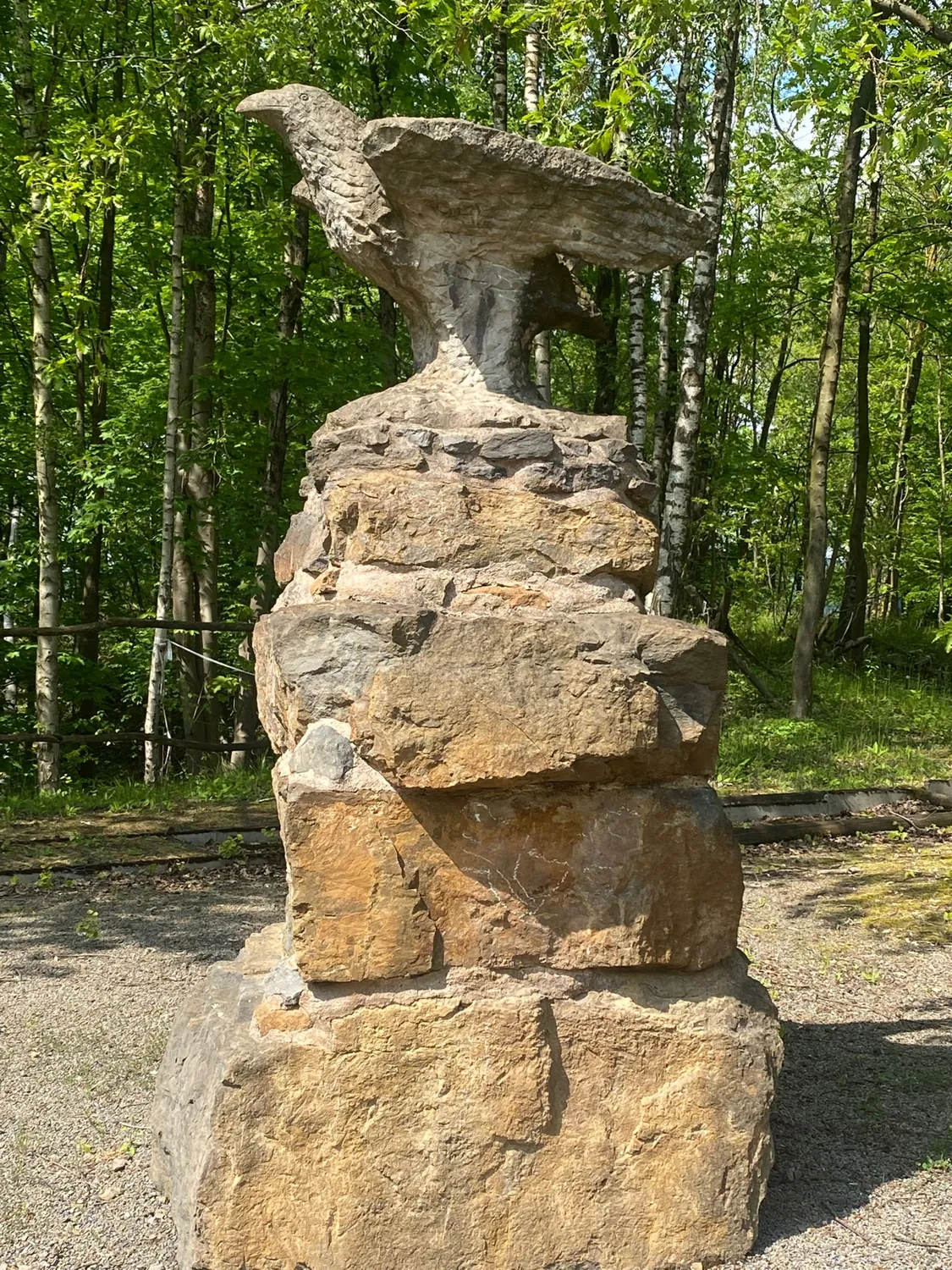Aus Stein gehauene Skulptur auf einer Säule