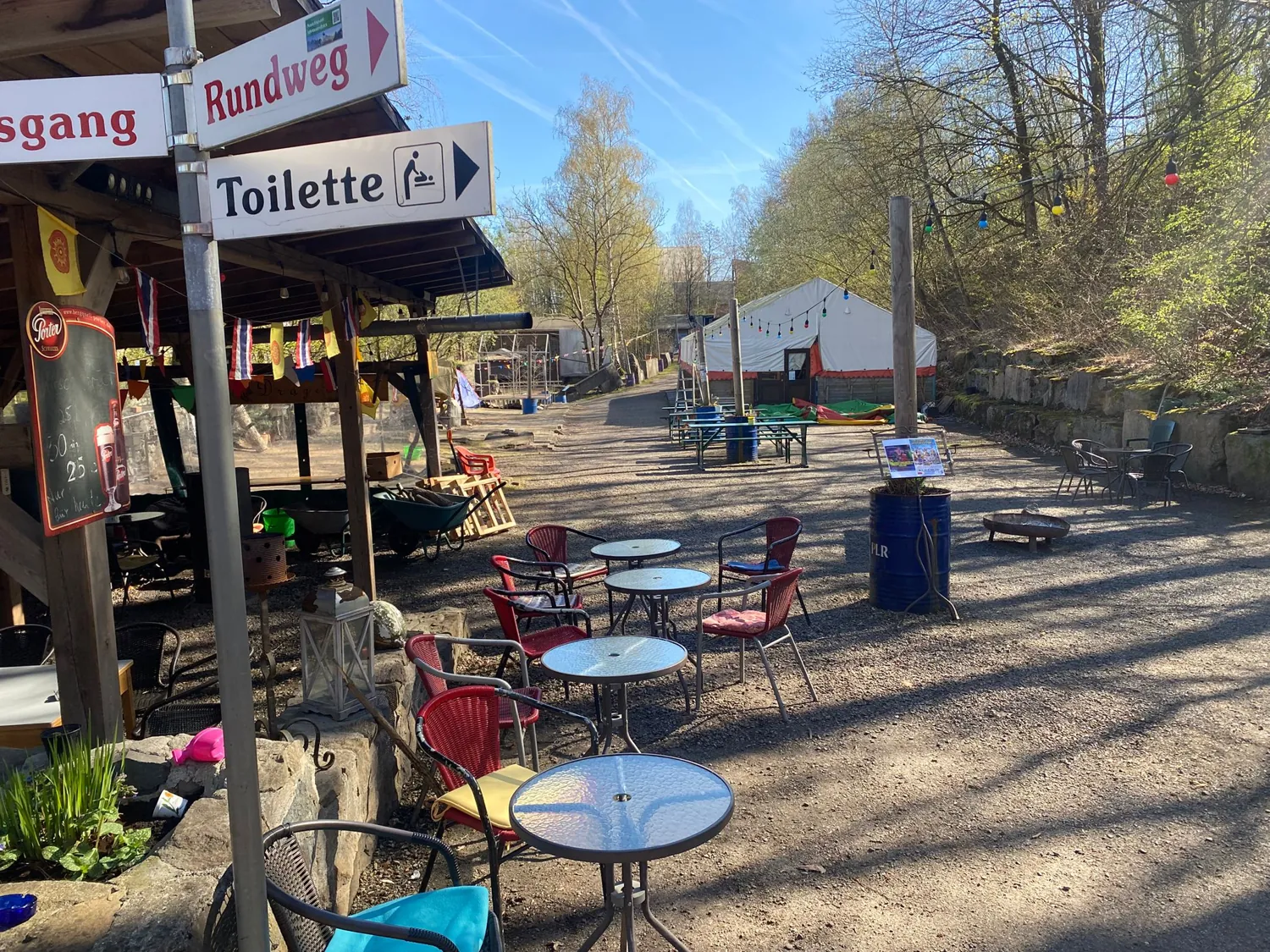 Gastro- und Sitzbereich mit Biertischgarnituren