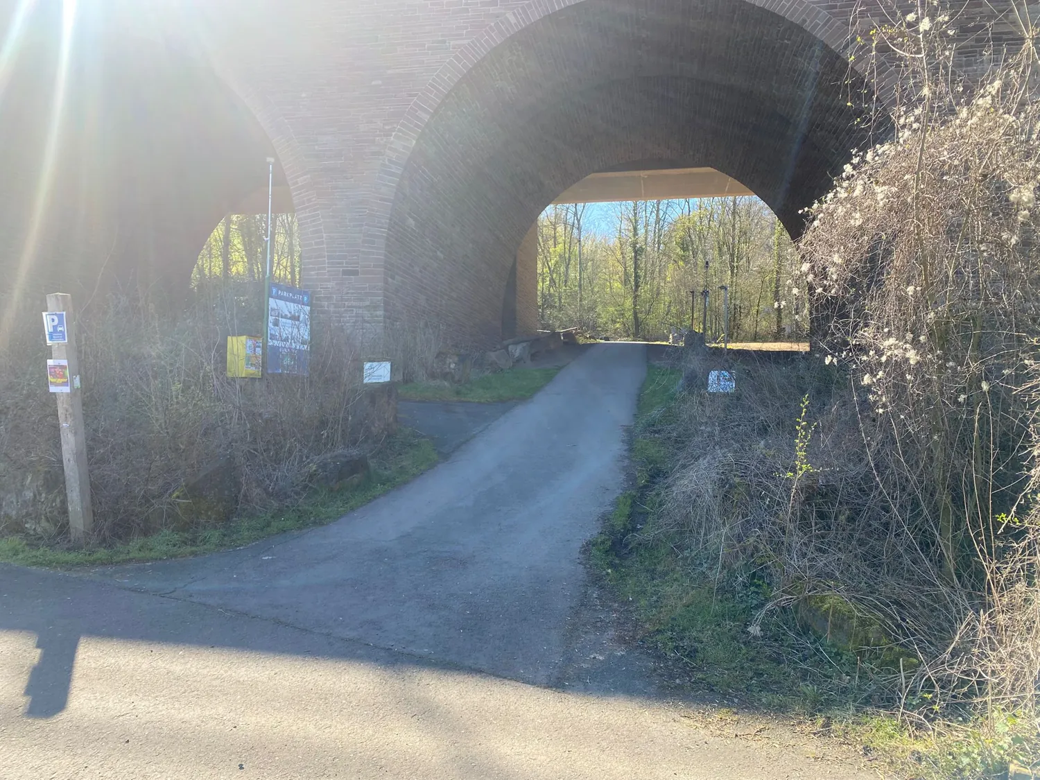 Weg zum Gelände im Gegenlicht